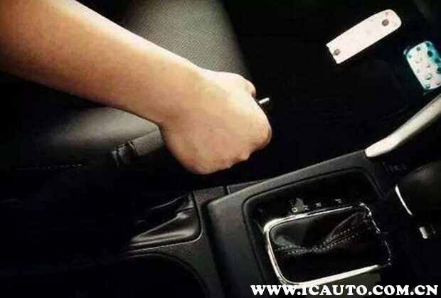 汽车手刹的正确使用方法，手刹往上拉和往下拉是什么