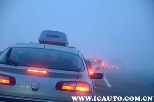 驾驶机动车遇到团雾,应该怎么做