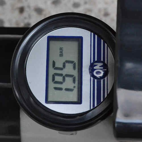 汽车轮胎气压表怎么看？气压表怎么看气压多少
