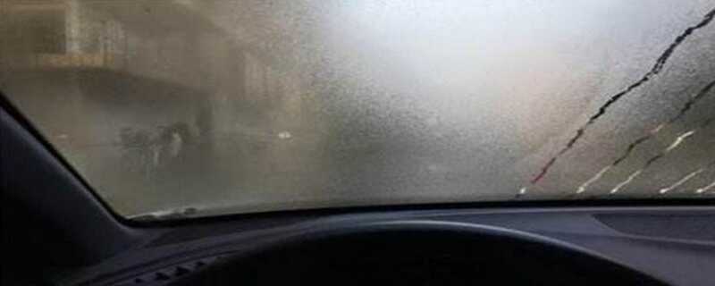 下雨天车内起雾怎么快速去除？开车车里面玻璃上有雾怎么办