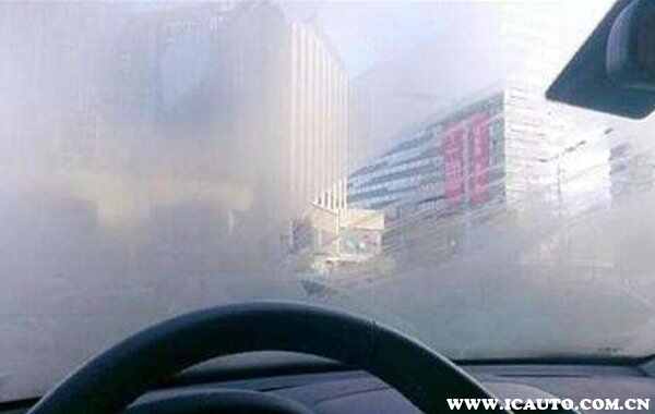 下雨天车内起雾怎么快速去除？开车车里面玻璃上有雾怎么办